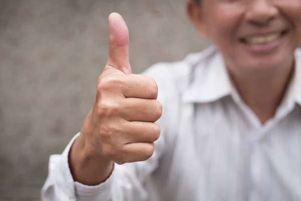 Anciano dando el pulgar hacia arriba gesto, feliz, sonriente aceptando anciano aprobador — Foto de Stock