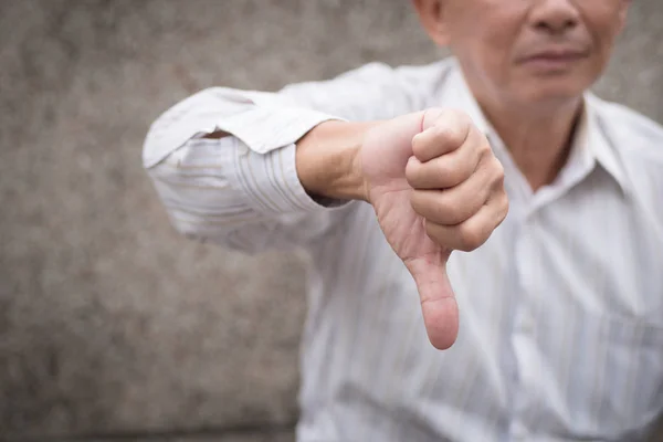 Enojado sénior dando el pulgar hacia abajo gesto, infeliz molesto frustrado anciano — Foto de Stock