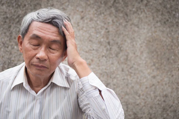 Estresado anciano sin esperanza que sufre de dolor de cabeza crónico, migraña, estrés, resaca — Foto de Stock