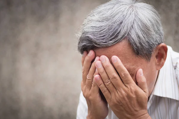 Kranker gestresster alter Senior macht Facepalm-Geste — Stockfoto