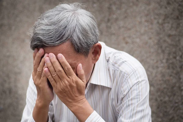 Kranker gestresster alter Senior macht Facepalm-Geste — Stockfoto