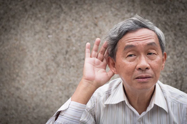 Triste escucha senior, viejo hombre oyendo concepto de sordera o dificultad auditiva — Foto de Stock