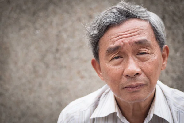 悲しい不幸な引退した年配の男性、イライラした否定的な老人の顔の肖像画 — ストック写真