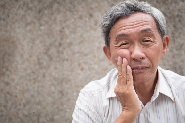 Άρρωστο παλαιό ανώτερος άνθρωπος με πονόδοντο, οδοντιατρική φροντίδα έννοια — Φωτογραφία Αρχείου
