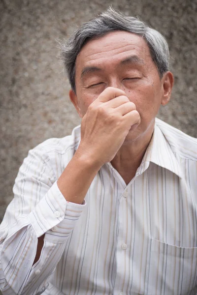 病気の老人シニア、インフルエンザ、風邪、鼻水 — ストック写真