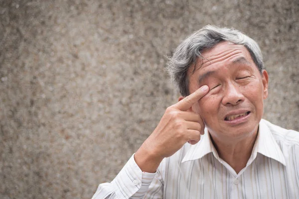 Alter Mann mit Augenreizung, optischem Problem — Stockfoto