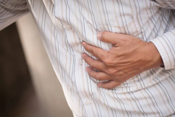 Anciano viejo ataque al corazón, mano sosteniendo el pecho — Foto de Stock