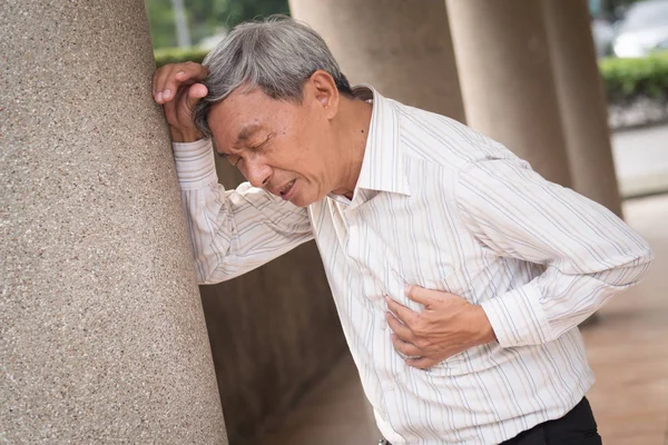 Anciano viejo ataque al corazón, mano sosteniendo el pecho — Foto de Stock