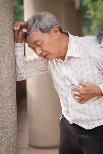 Anziano vecchio attacco di cuore, mano che tiene il petto — Foto Stock