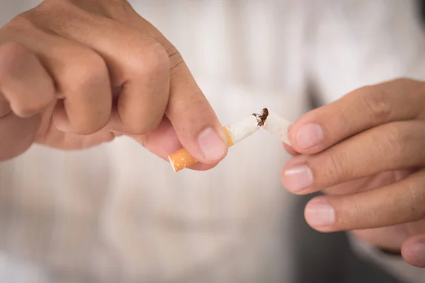 Gamla mannen hand bryta cigarett, sluta röka koncept — Stockfoto