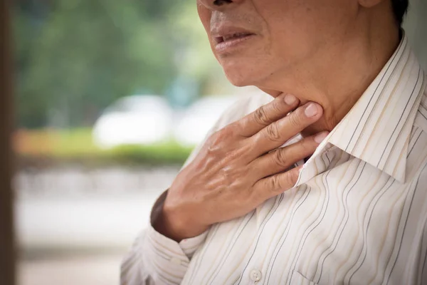 Anciano enfermo con dolor de garganta o resfriado o gripe, retrato de anciano malsano — Foto de Stock