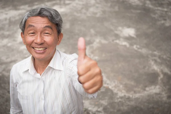 Senior mand tommelfinger op gestus, accepterer godkendelse gamle mand portræt - Stock-foto