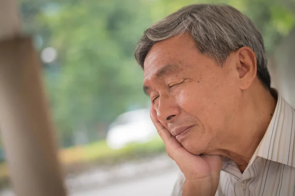 Vecchio malato con mal di denti, concetto di cura dentale — Foto Stock