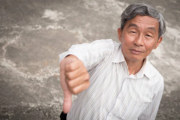 Vred senior giver tommelfinger ned gestus, ulykkelig ked frustreret gammel mand - Stock-foto