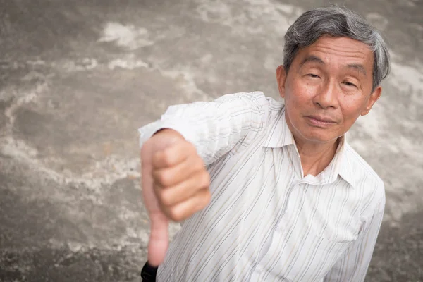 Enojado sénior dando el pulgar hacia abajo gesto, infeliz molesto frustrado anciano — Foto de Stock