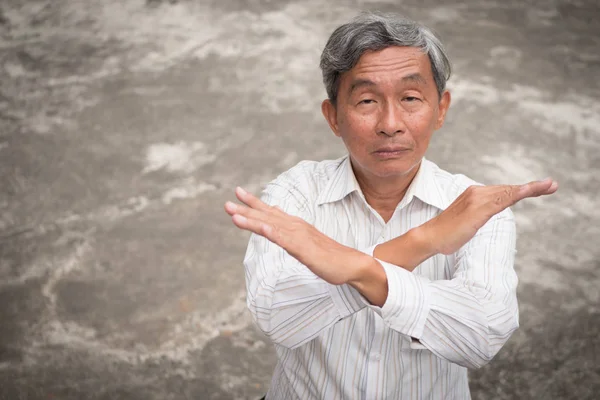 Senior vieil homme croisant le bras en disant non, geste de rejet — Photo