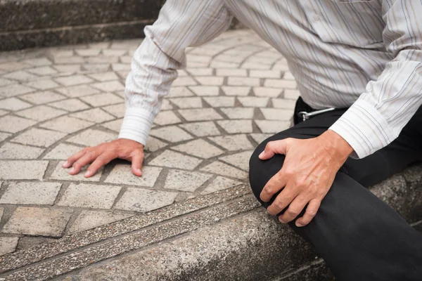 Hombre viejo cayendo, accidente mayor — Foto de Stock