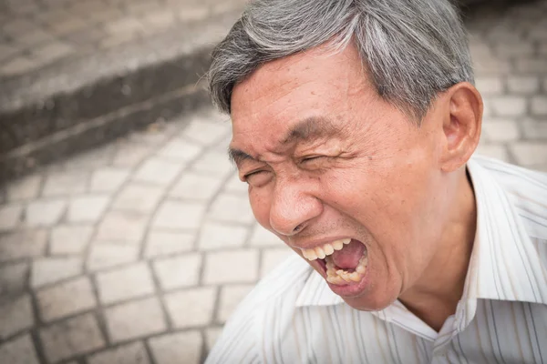 Παλιά ο άνθρωπος ανώτερος φωνάζει ουρλιάζοντας με πόνο — Φωτογραφία Αρχείου