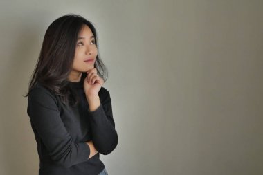 kadın kız boşlukla düşünüyor fikirle, planlama düşünme