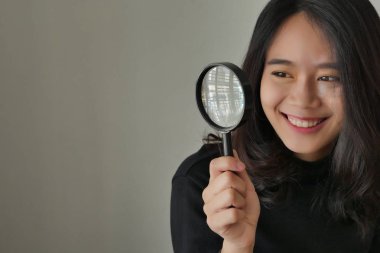 Arama, görüntüleme, Büyüteç camı ile arama kavramı kız bulma kadın