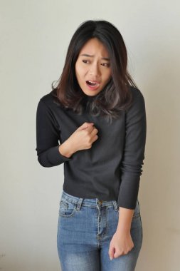 hasta asit reflü, Mide belirtileri kızla kadınla vurguladı