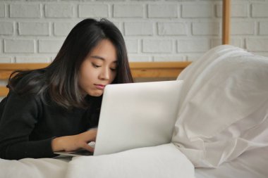 evde, dizüstü bilgisayarınızla Internet aldatmaca kavramı çalışma sürpriz mutsuz kadın