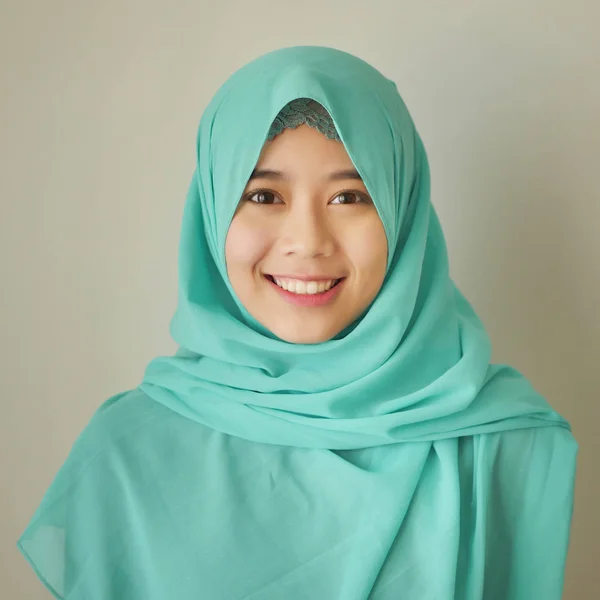 Mutlu gülümseyen Asya Müslüman kadın portresi — Stok fotoğraf