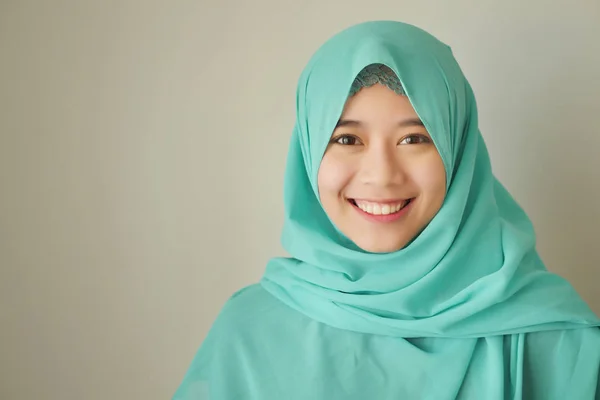 Portret van gelukkig lachend Aziatische Moslimvrouw — Stockfoto