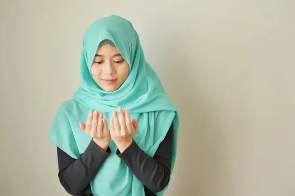 Muçulmano religião islâmica mulher orando — Fotografia de Stock