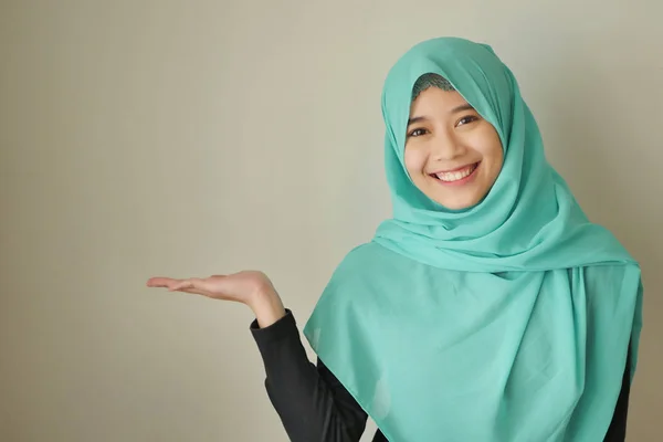 Muslimské ženy ukazující ruku do prázdného prostoru — Stock fotografie