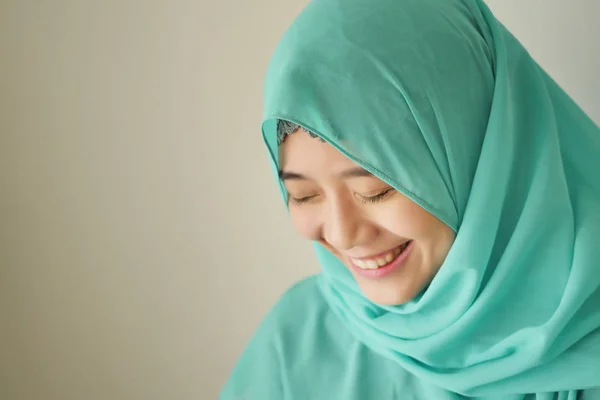 Retrato de feliz sorrindo asiático muçulmano mulher — Fotografia de Stock