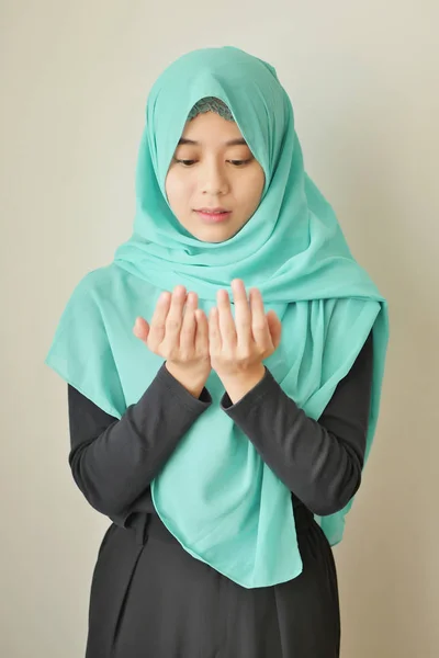 Religión islámica musulmana mujer rezando —  Fotos de Stock