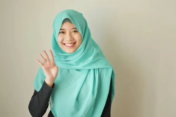 Kvinna som pekar nummer 4 upp, Asiatiska muslimsk kvinna modell — Stockfoto