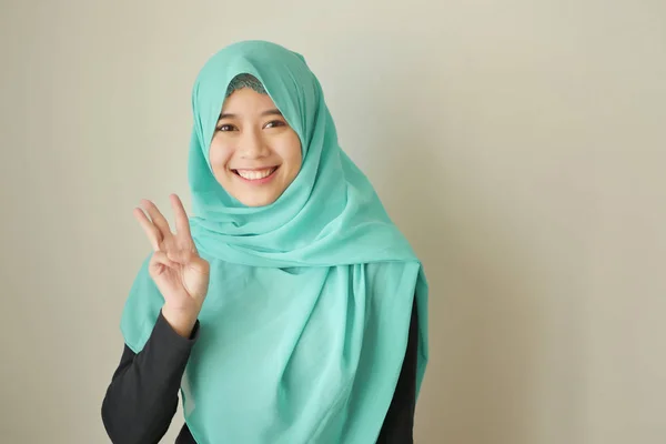 Woman wijzend nummer 3 omhoog, Aziatische Moslimvrouw model — Stockfoto