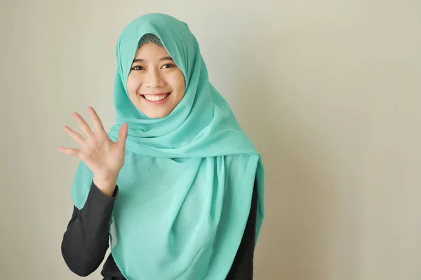 Woman wijzend nummer 4 omhoog, Aziatische Moslimvrouw model — Stockfoto