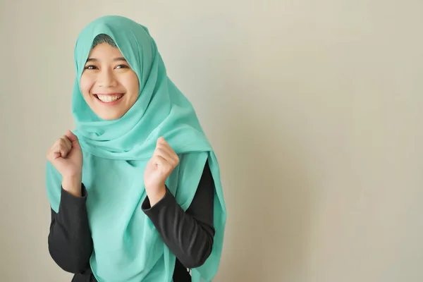 Animado feliz sorrindo inteligente casual muçulmano asiático mulher posando che — Fotografia de Stock