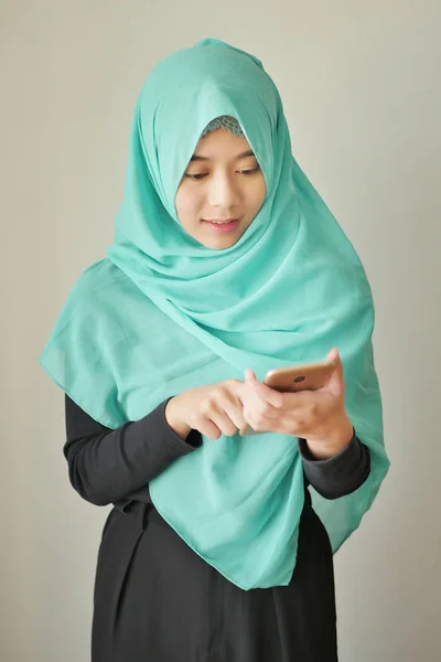 Muslimische Frau mit Smartphone, drahtlosem Internetgerät — Stockfoto