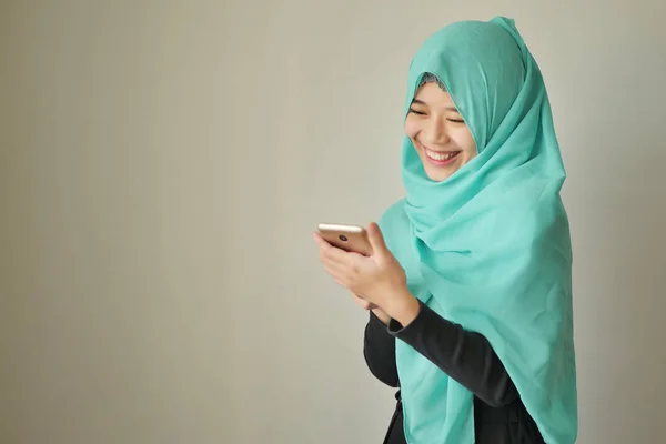 Mulher exótica feliz usando telefone inteligente — Fotografia de Stock