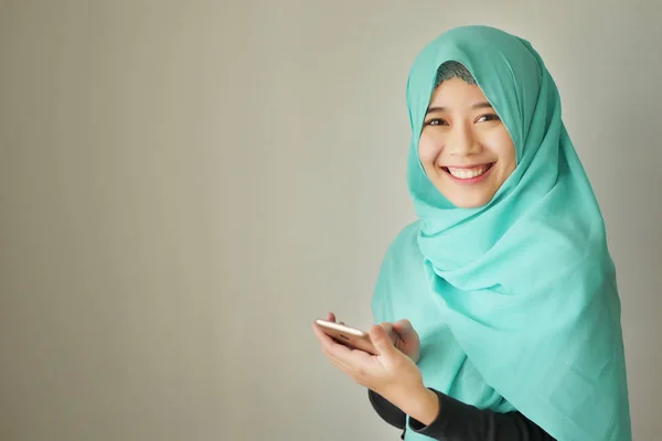 Счастливая экзотическая женщина с помощью смартфона — стоковое фото