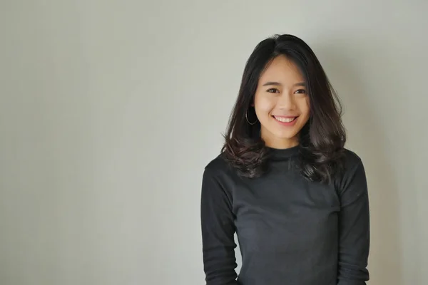 Portrait of happy smiling young asian woman — Stock Photo, Image