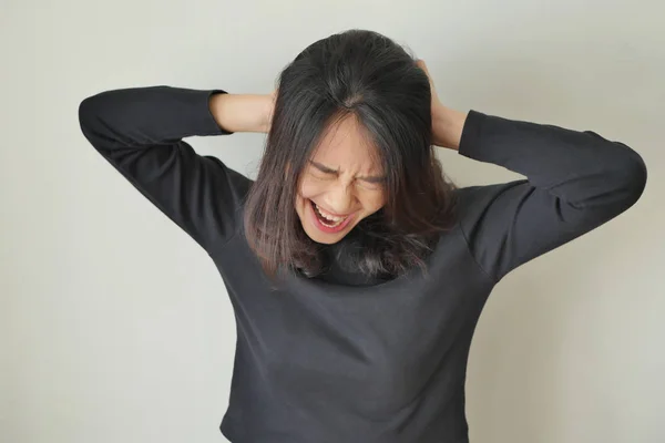 Mujer enojada gritando gritando en voz alta mientras se vuelve loca o enojada — Foto de Stock