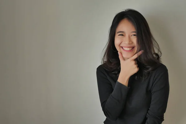 Ritratto di felice sorridente giovane donna asiatica — Foto Stock