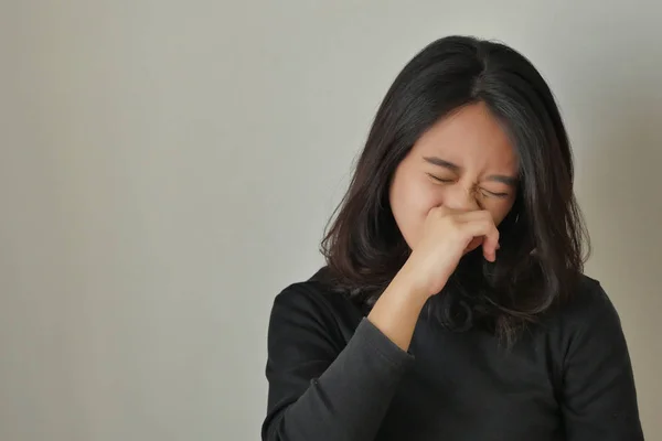 Allergische zieke vrouw of meisje met loopneus — Stockfoto