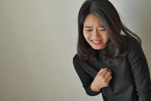 Sjukt stressad kvinna med sura uppstötningar, flicka med gerd symtom — Stockfoto