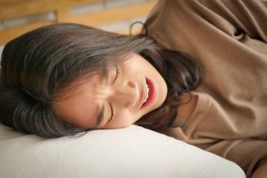 yorgun yorgun huzursuz kadın kabus acı