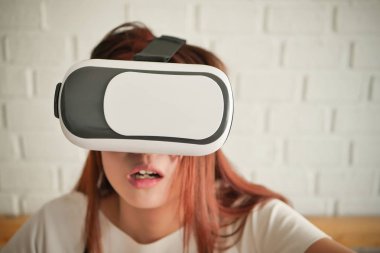 korku ya da gerilim Vr kulaklık oynamaya hayrete korkunç kadın