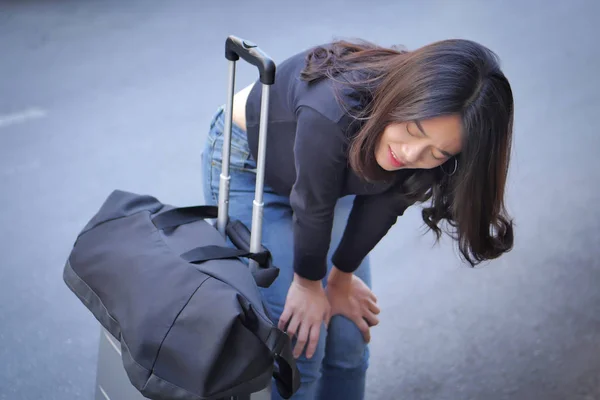 Verdrietig, negatieve vrouw reiziger of toerist krijgt verloren of geconfronteerd probleem tijdens de reis, met slechte reiservaring — Stockfoto