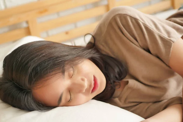 Mujer feliz durmiendo, descansando, tomando una siesta — Foto de Stock