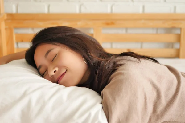 Счастливая женщина спит, отдыхает, дремлет — стоковое фото
