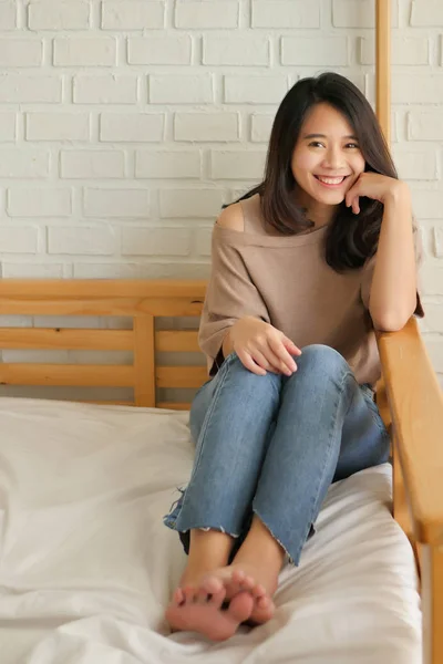 Portrét šťastný usmívající se uvolněná bezstarostná asijské ženy — Stock fotografie